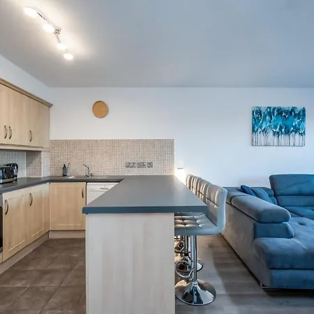 Central Comfort Apt 2 Bed And Balcony Belfast Exterior photo